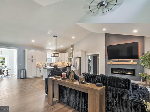 3rd image of 17444 Niblett Ln