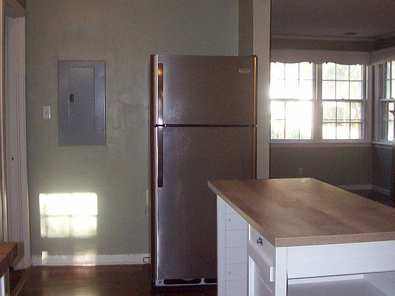 4th image of 3884 Berkley Dr
