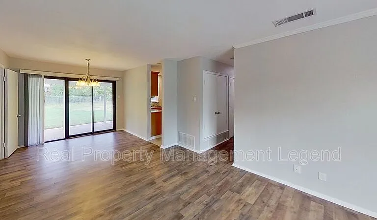 717 E Martin Ln — Photo 5