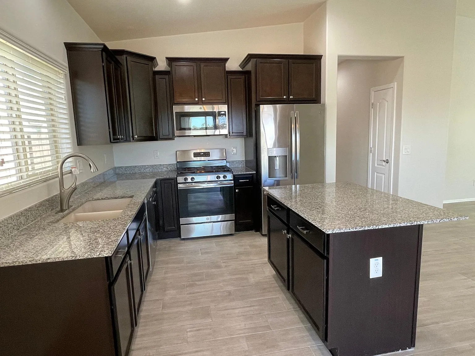 3 bed, 1572 sqft, $2,485 — Photo 2