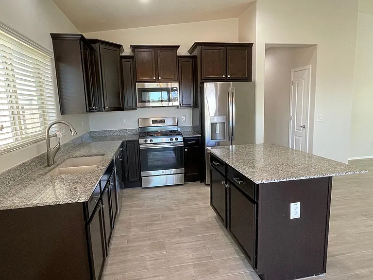 7310 S Acorn Dr — Photo 2