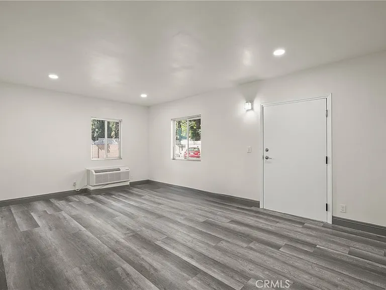 14335 Hamlin St — Photo 27