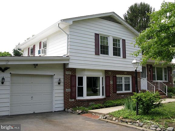 3rd image of 124 Tulip Dr