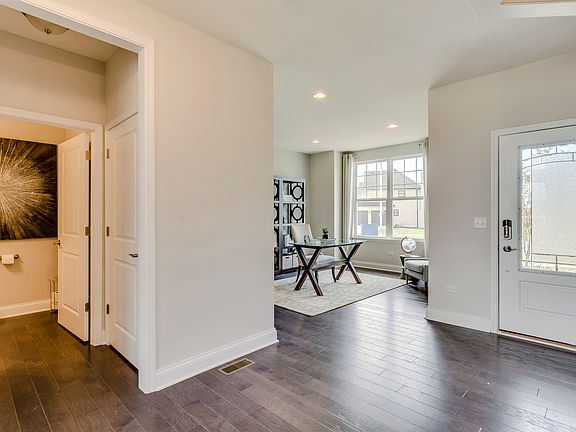3rd image of 24 Hawthorn Hills Dr