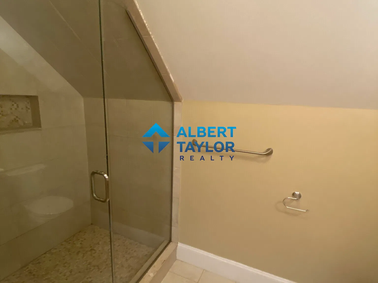 5 bed, 9999 sqft, $9,200 — Photo 2