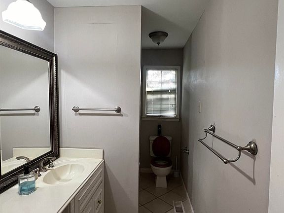 4th image of 12104 Greenleaf Dr SE