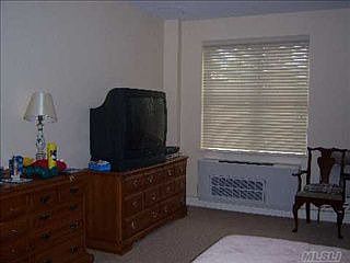 4th image of 50 Merrick Ave