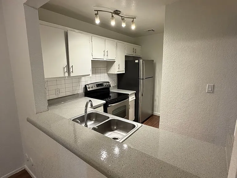 4145 N Longview Ave — Photo 4