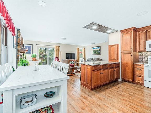 3rd image of 10208 Summit Dr