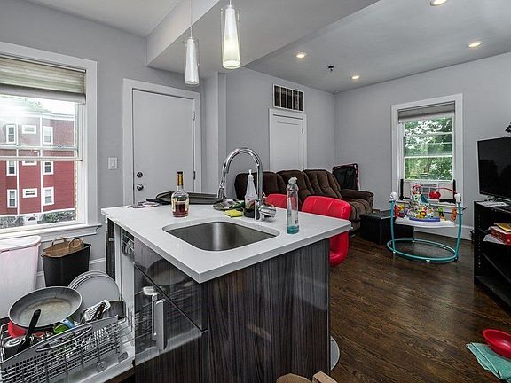 3rd image of 112 Glen St #116