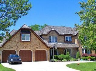211 Wood Glen Ln, Oak Brook, IL 60523