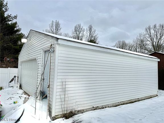 3rd image of 4977 Scott St