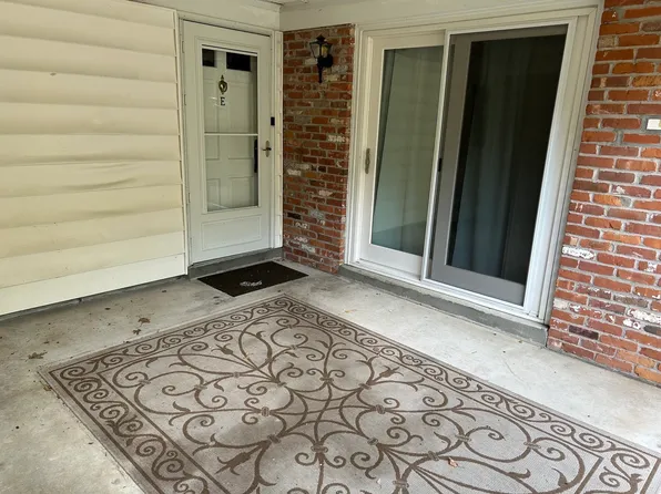 40 E Halifax Ct, Springfield, MA 01108