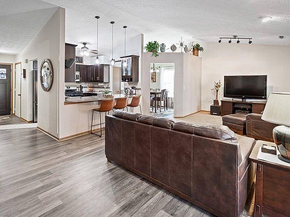 4th image of 466 Green Meadows Dr W