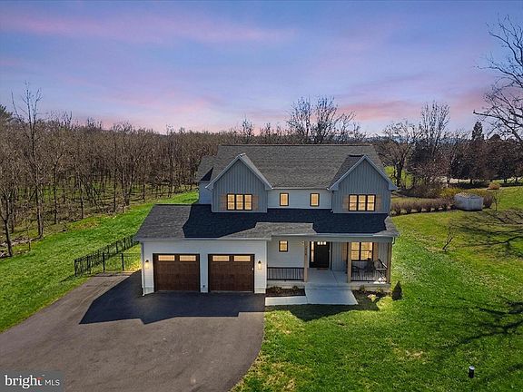 3rd image of 1434 Cloverdale Rd