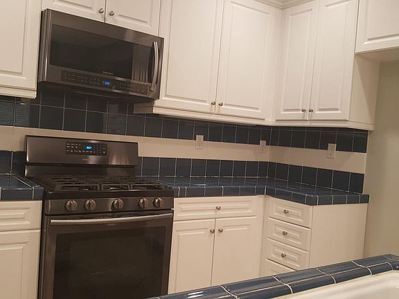 Beautiful Kit with newer appliances