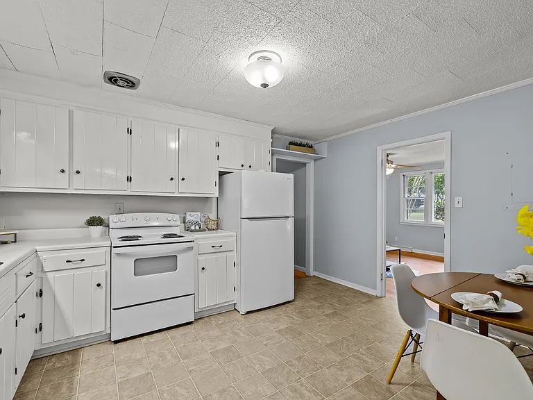 809 Ward St — Photo 16