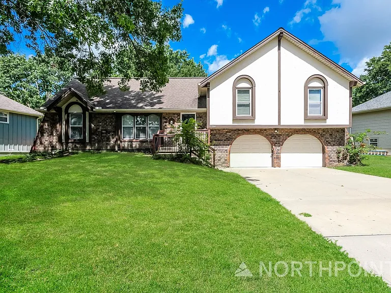 304 Johnston Dr — Photo 1