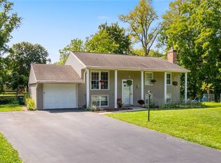 12 Brooktree Dr, Penfield, NY 14526