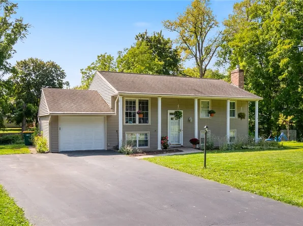 12 Brooktree Dr, Penfield, NY 14526