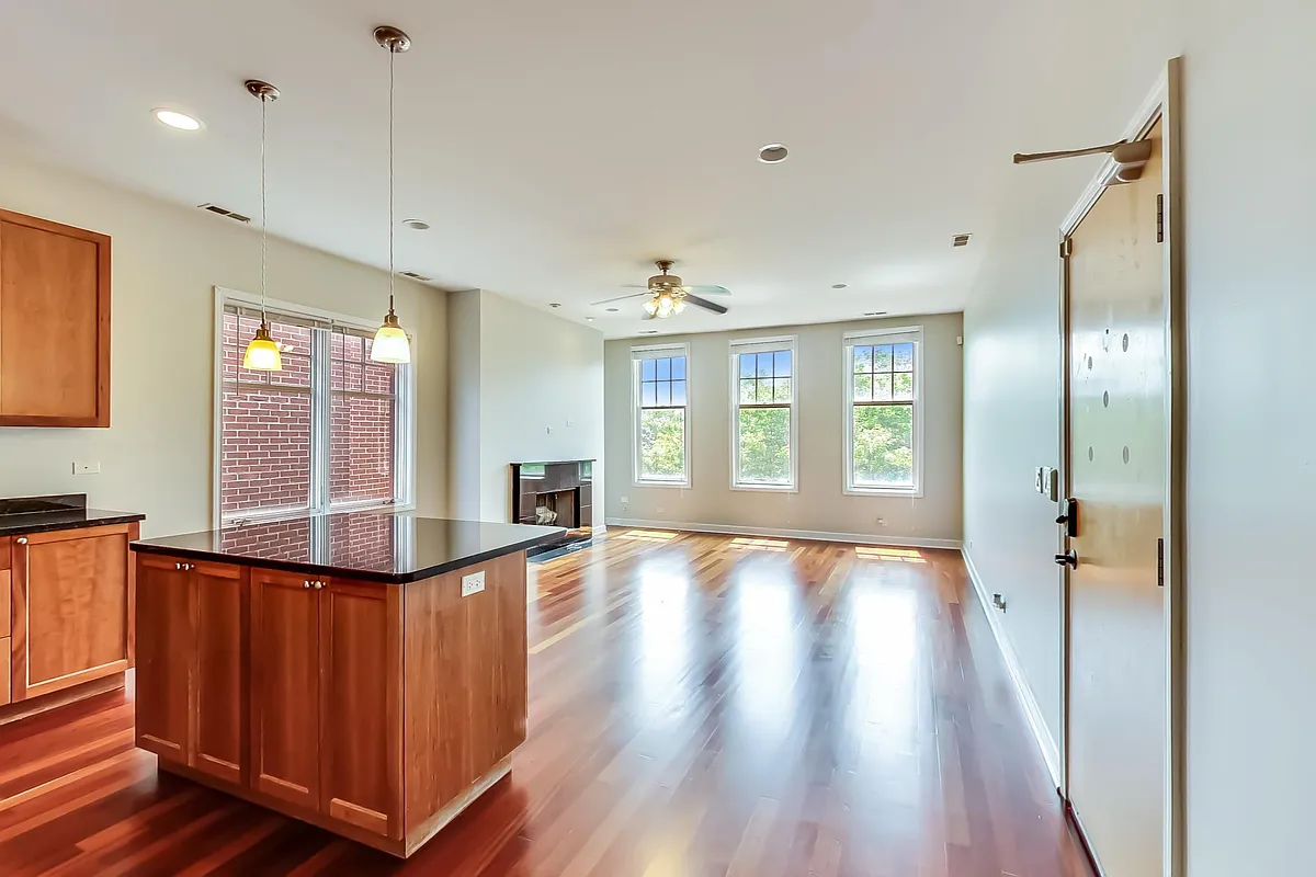 Building Photo - 1449 N Wicker Park Ave #402