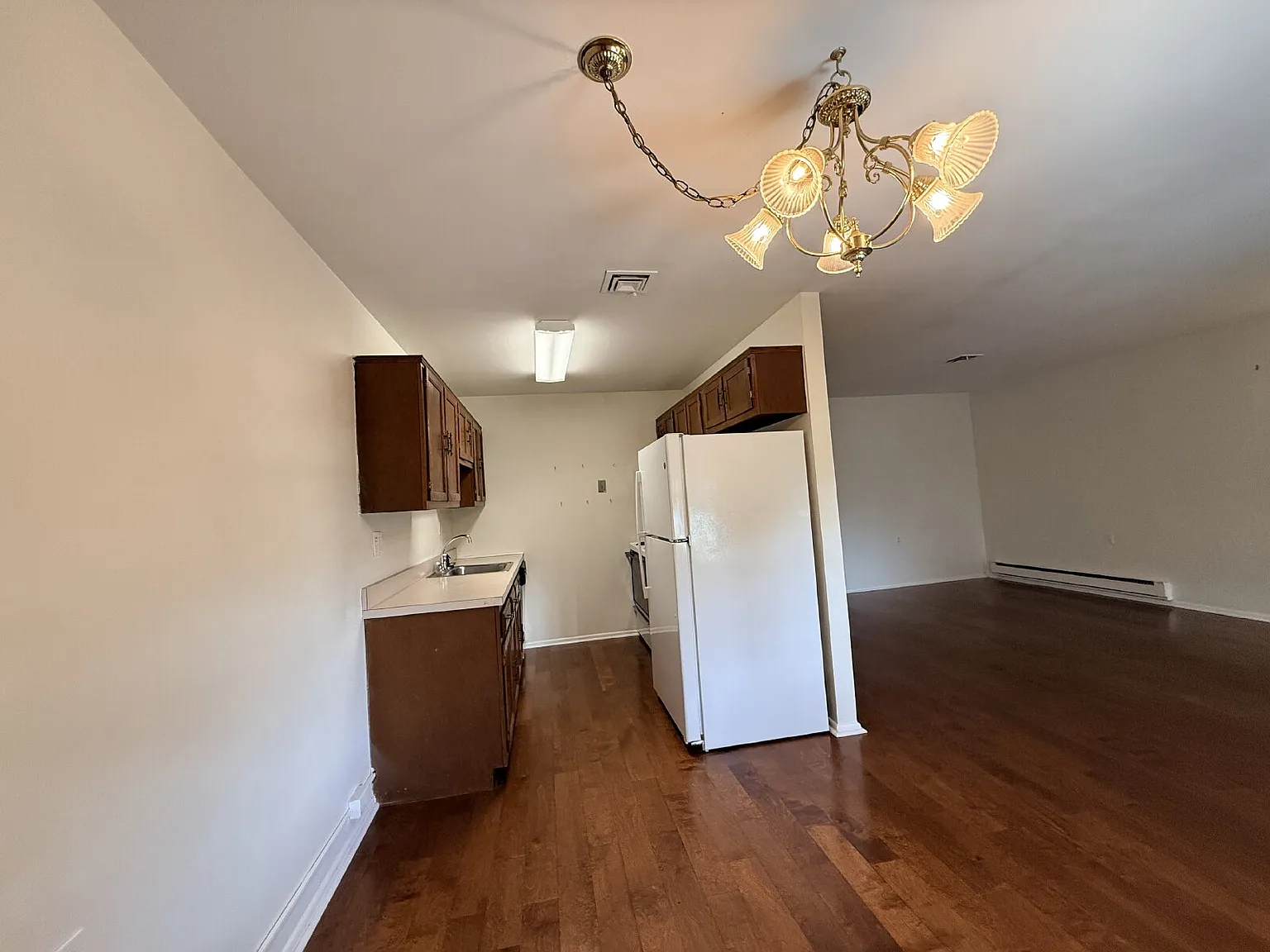 2 bed, 1.0 bath, 1012 sqft, $1,900 — Photo 2