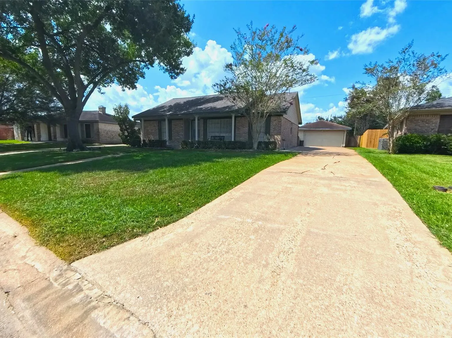 4 bed, 2.0 bath, 1841 sqft, $2,300 — Photo 2