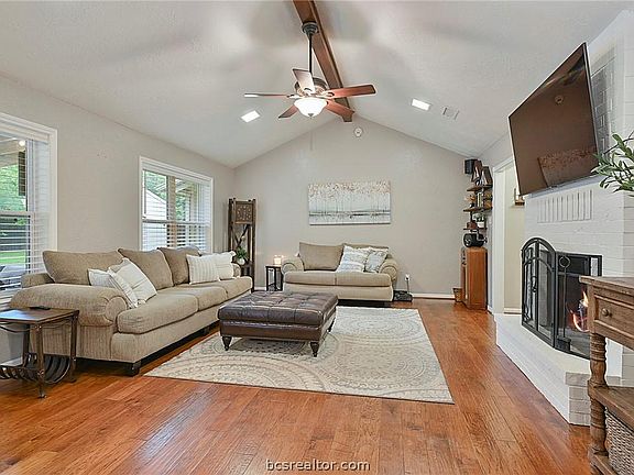 5th image of 3910 Old Oaks Dr
