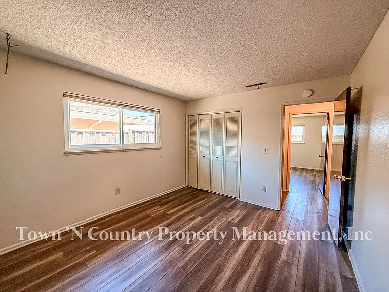 732 La Mesa Dr — Photo 11