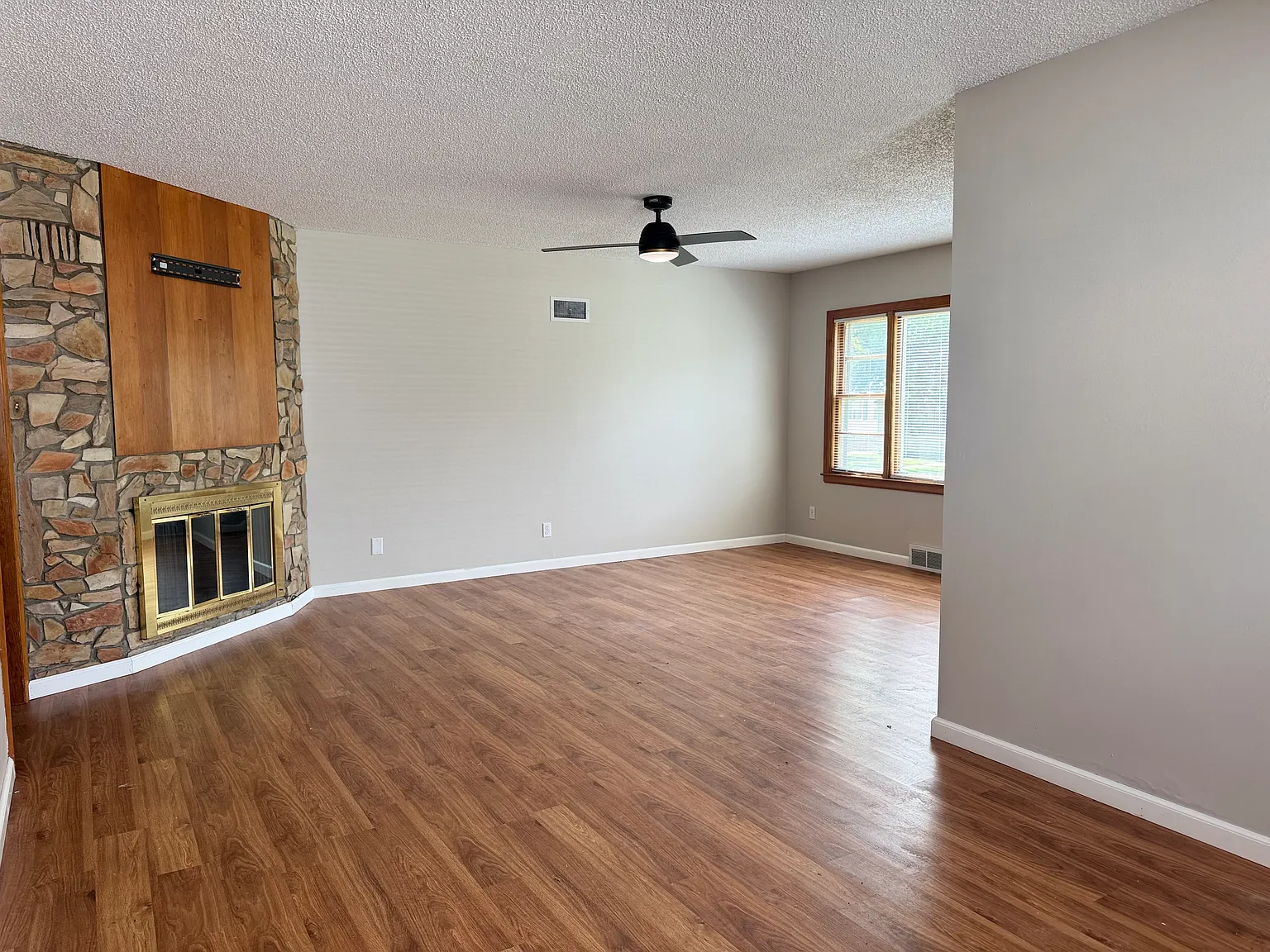 4 bed, 2270 sqft, $1,800 — Photo 3