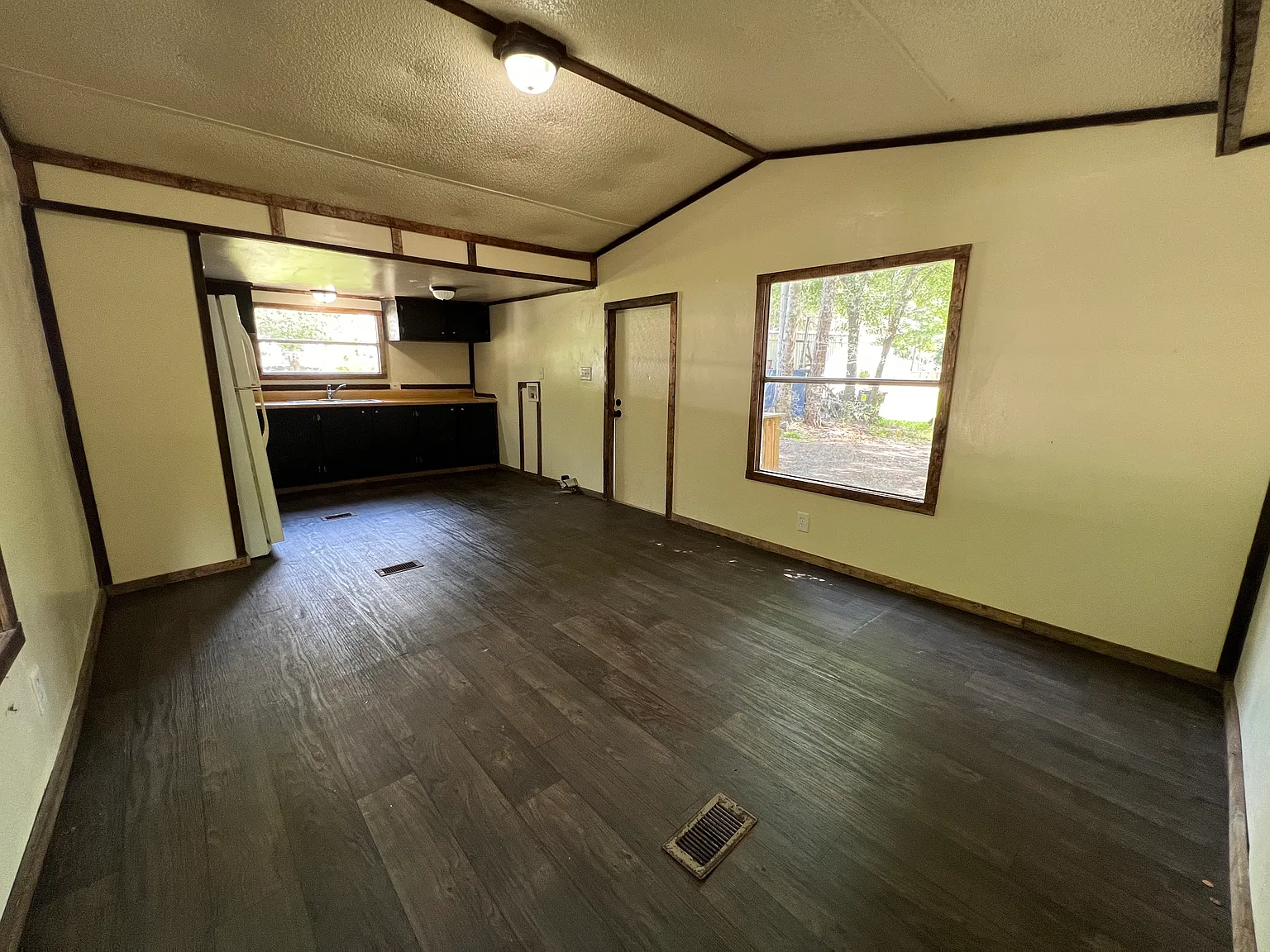 2 bed, 1.5 bath, 800 sqft, $745 — Photo 2