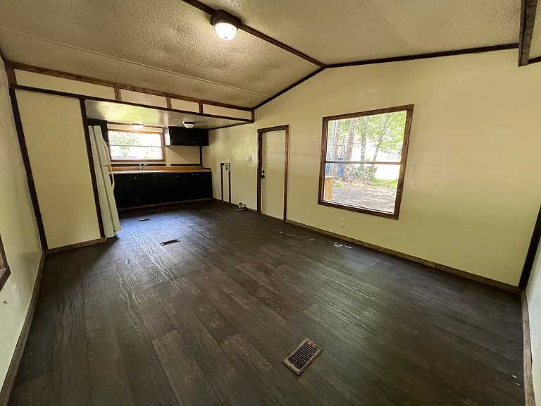 111 Gloria Ln — Photo 2