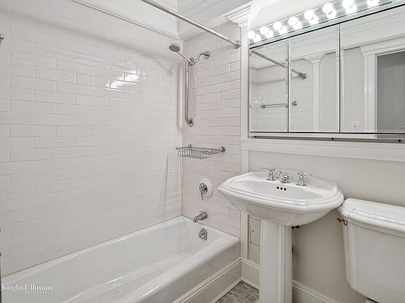5th image of 360 E 72nd St APT A1405