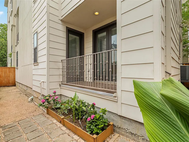 5646 Larkin St — Photo 23