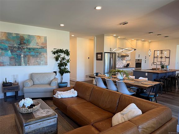 4th image of 720 Russell Rd #3