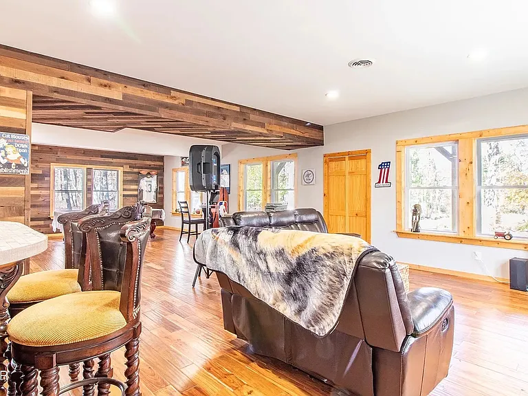 111 Woodcrest Dr — Photo 32