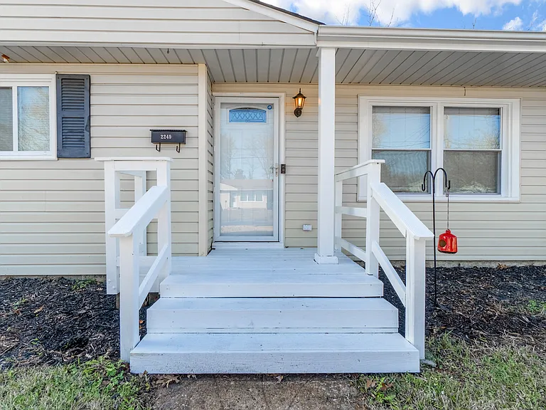 2249 Corbett Ave — Photo 25