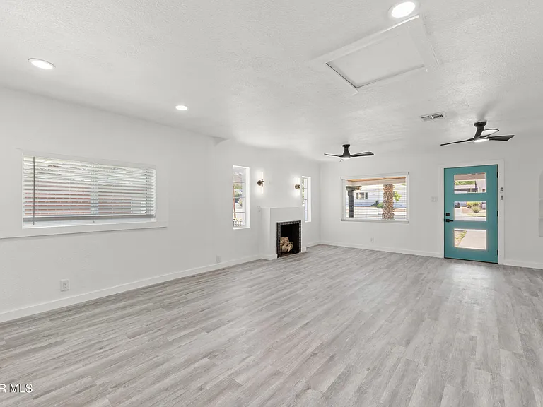 3221 N Stanton St — Photo 21