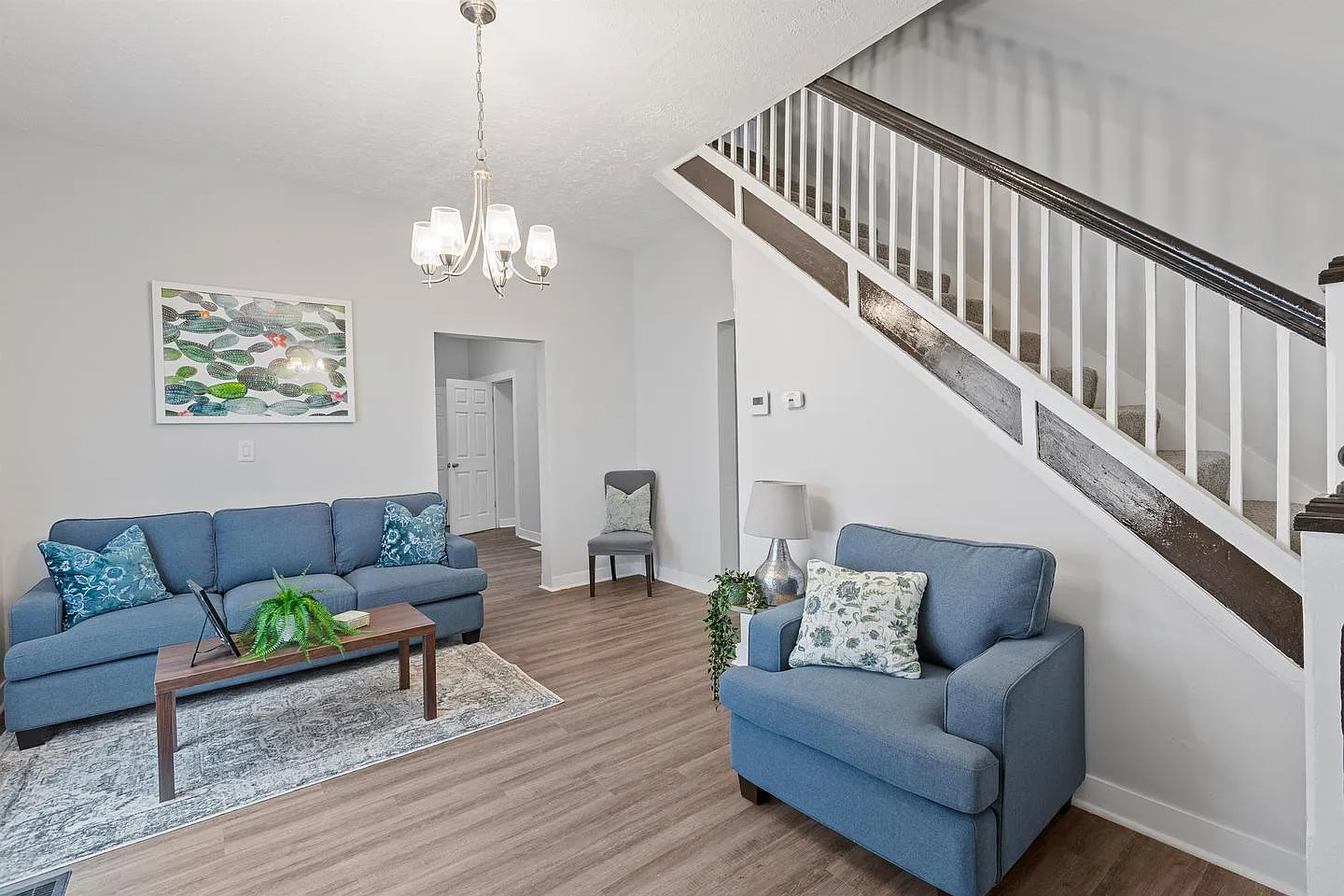 Inviting urban haven with vintage charm and modern touches — Photo 1