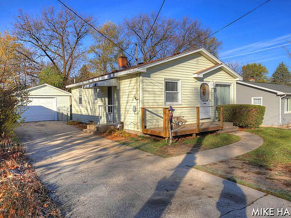 2nd image of 3869 Vineyard Ave NE