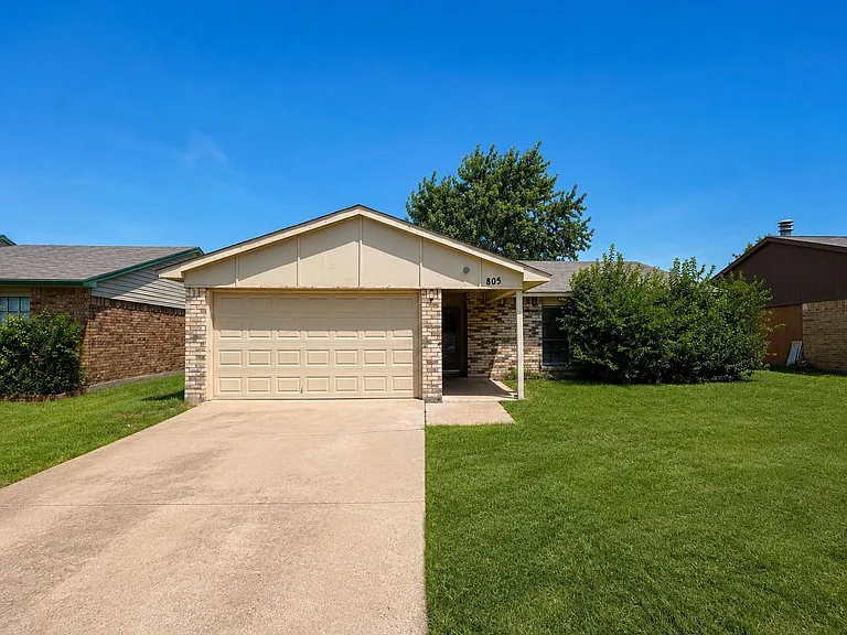 805 Circle Cove Dr — Photo 1