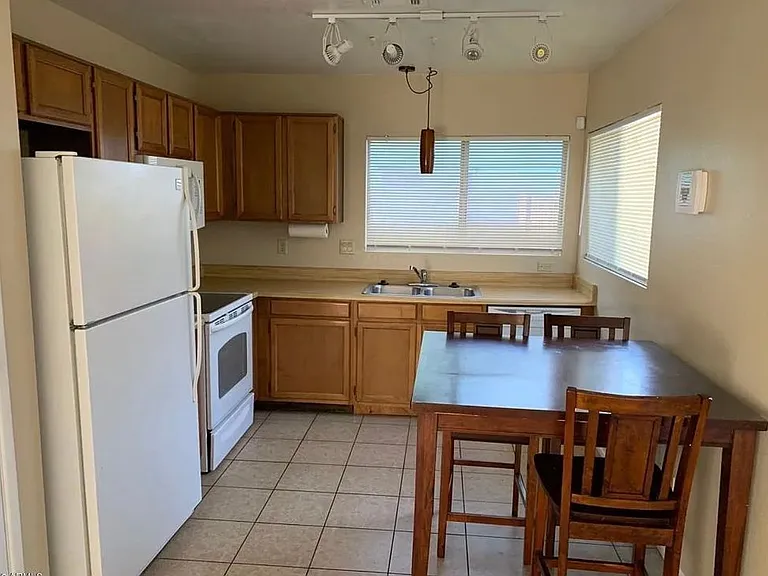 5426 W Eugie Ave — Photo 2