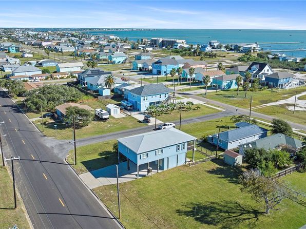 1304 S Church St, Rockport, TX 78382