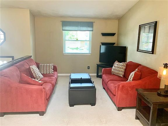 3rd image of 215 Valley Stream Dr