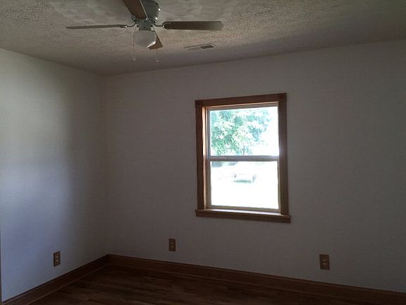 4th image of 1127 Charlevoix Ave