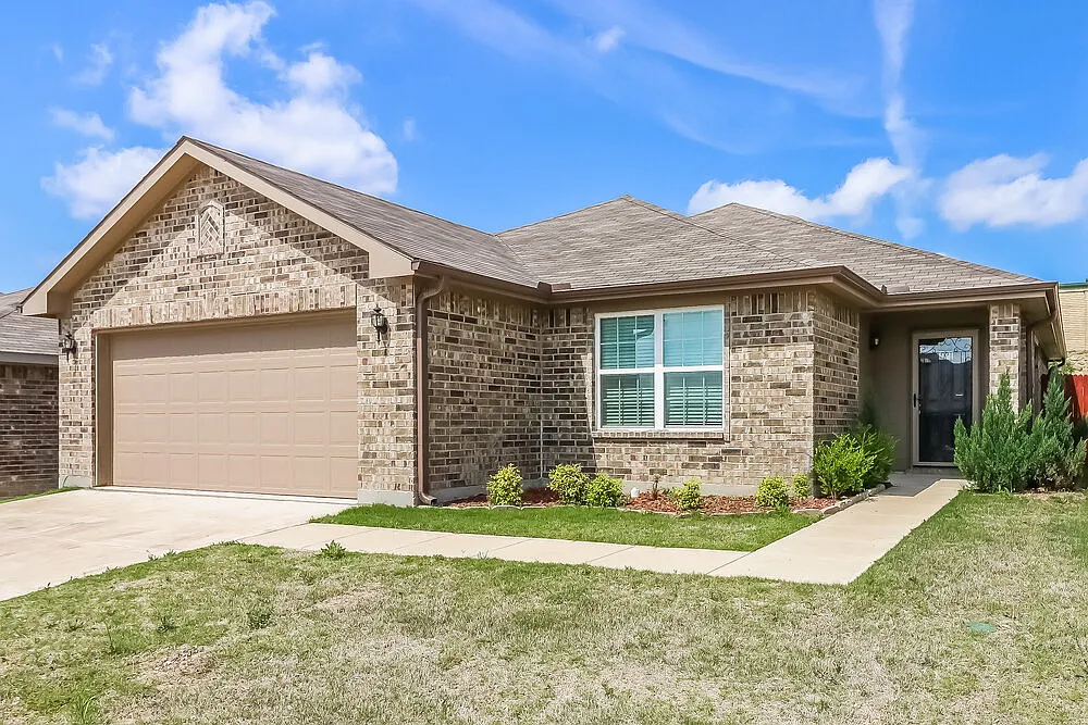 3 bed, 2.0 bath, 1560 sqft, $2,105 — Photo 1
