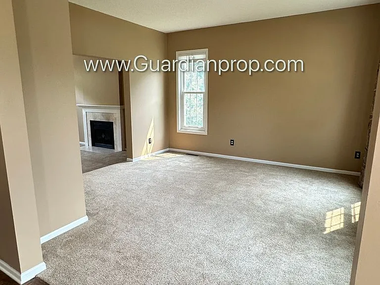 4046 Albany Cir — Photo 6