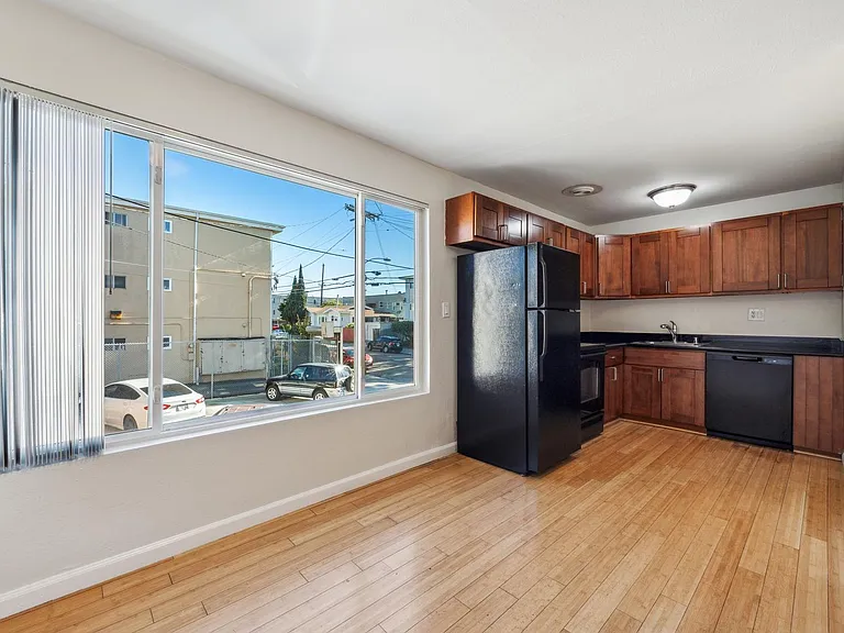 2p008 - Lake View East — Photo 9