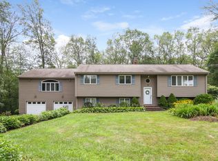 16 Willow Dr, Uncasville, CT 06382