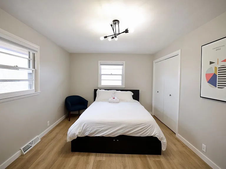 1534 N Woodburn Ave — Photo 32